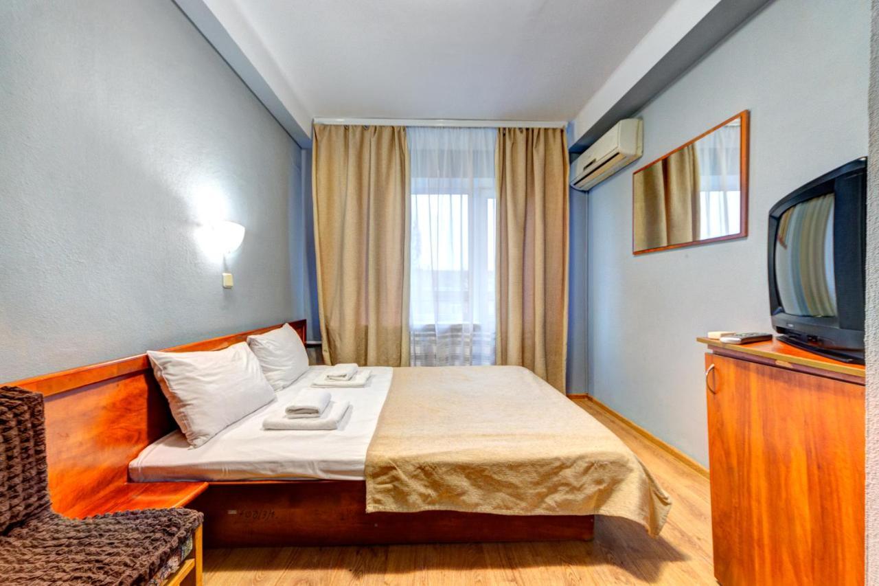 Holosiyvsky Hotel Kyiv Exterior photo