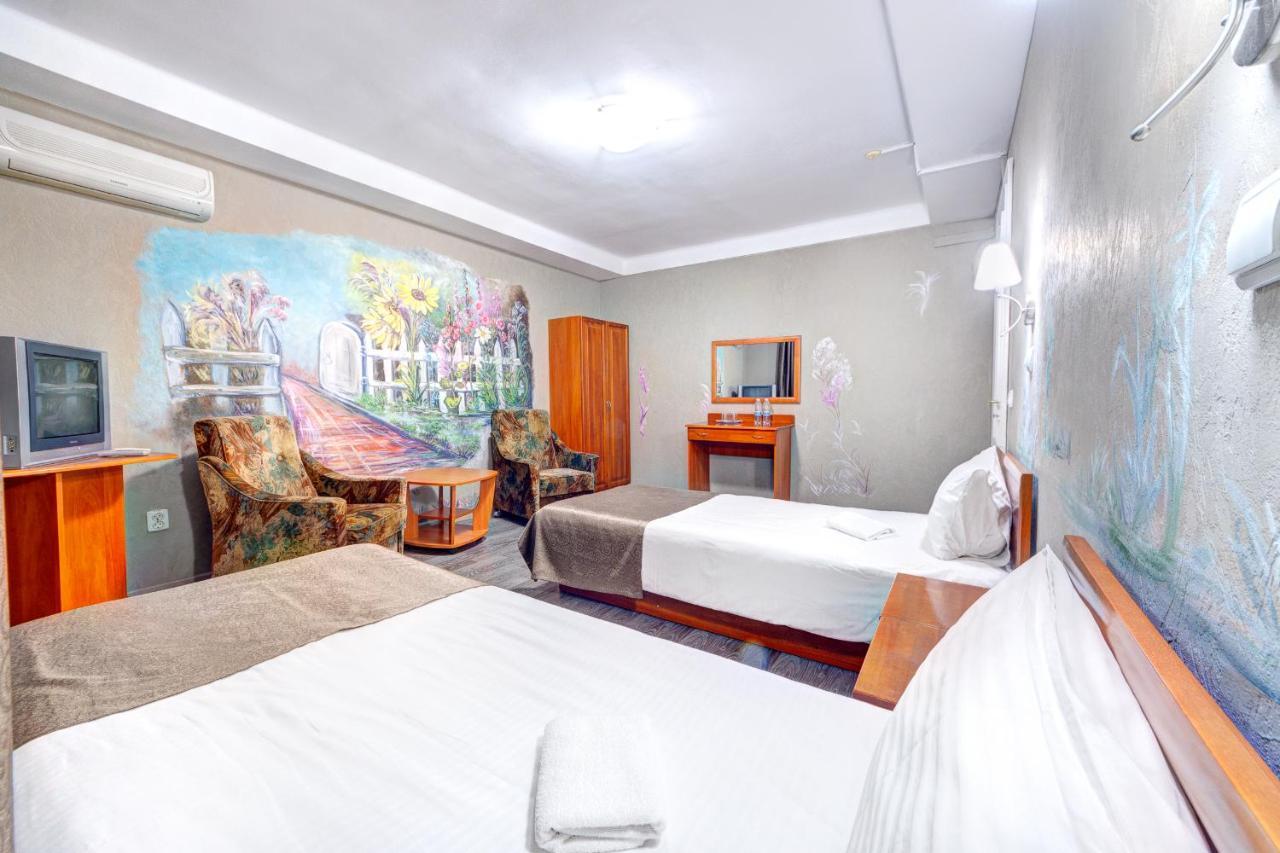 Holosiyvsky Hotel Kyiv Exterior photo