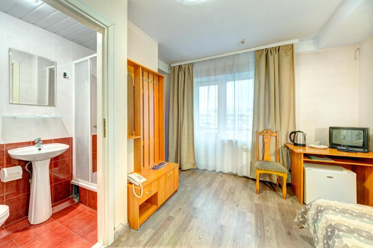 Holosiyvsky Hotel Kyiv Exterior photo
