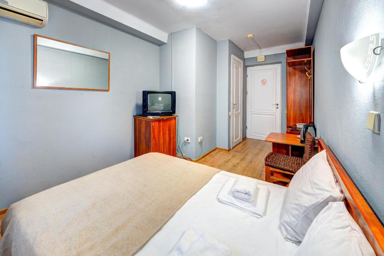 Holosiyvsky Hotel Kyiv Exterior photo